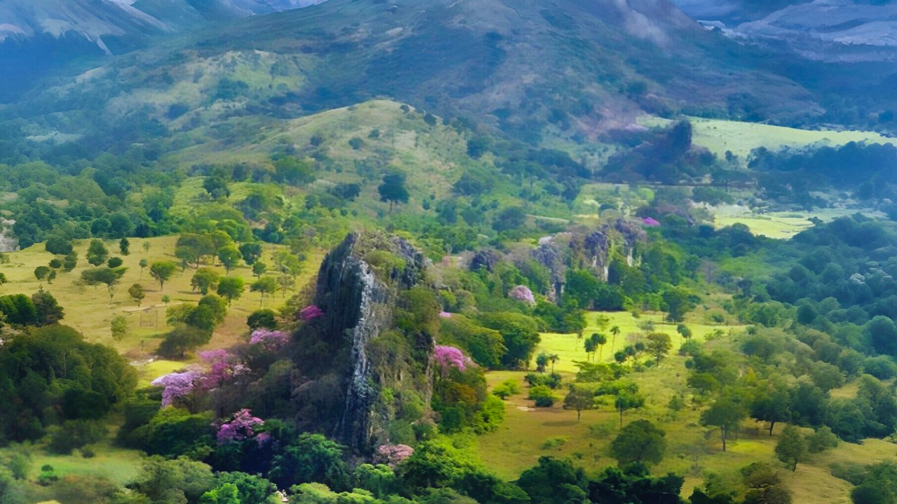 Vista de cima do paredão rochoso da Lapa da Pedra